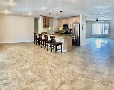 15611 N 57th Lane - Photo Thumbnail 2