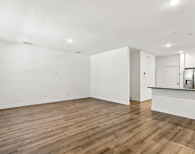 537 Parkside Drive - Photo Thumbnail 8