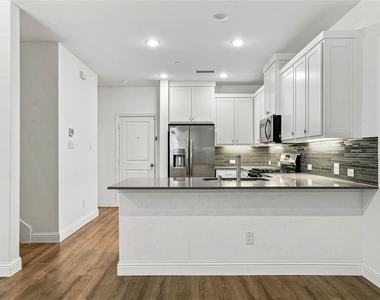 537 Parkside Drive - Photo Thumbnail 9