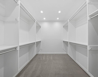 2722 Hondo Avenue - Photo Thumbnail 8