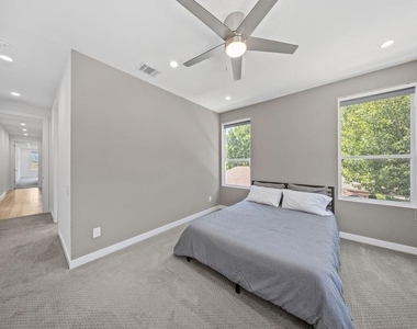 2722 Hondo Avenue - Photo Thumbnail 14