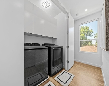 2722 Hondo Avenue - Photo Thumbnail 12
