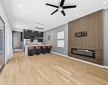 2722 Hondo Avenue - Photo Thumbnail 3