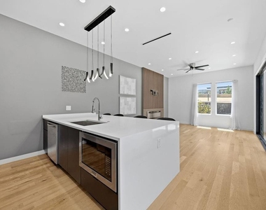 2722 Hondo Avenue - Photo Thumbnail 4