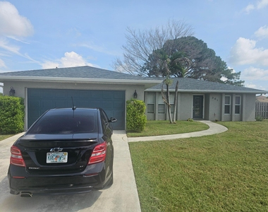 301 Sw Violet Avenue - Photo Thumbnail 2