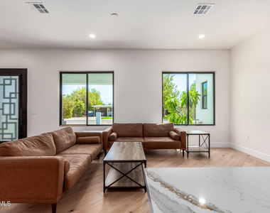 3014 E Avalon Drive - Photo Thumbnail 2