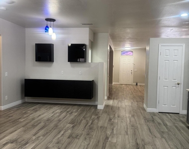8421 W Mohave Street - Photo Thumbnail 8