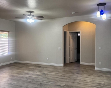 8421 W Mohave Street - Photo Thumbnail 7