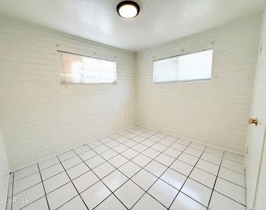 7007 S 8th Street - Photo Thumbnail 8