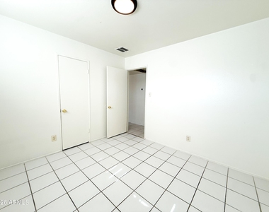 7007 S 8th Street - Photo Thumbnail 11