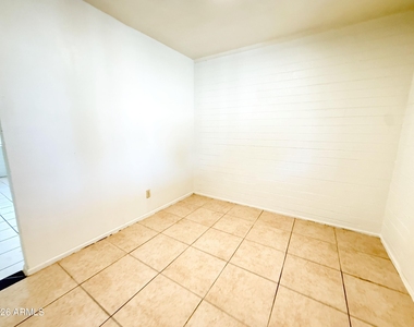 7007 S 8th Street - Photo Thumbnail 4