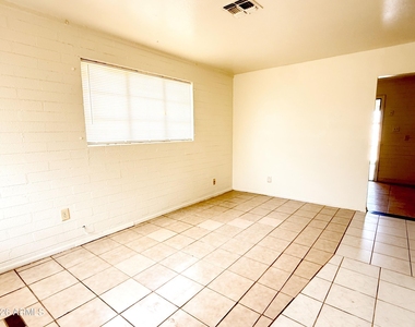7007 S 8th Street - Photo Thumbnail 3