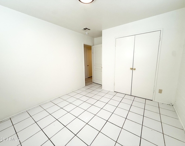 7007 S 8th Street - Photo Thumbnail 7