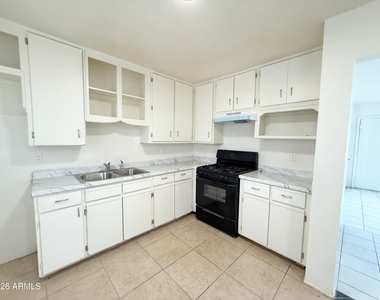 7007 S 8th Street - Photo Thumbnail 5