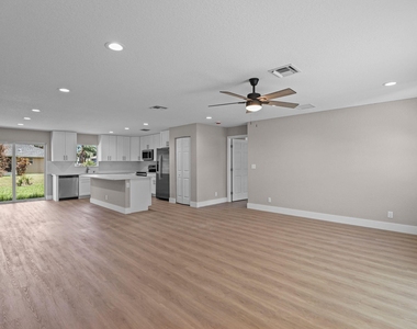 4611 Sunset Boulevard - Photo Thumbnail 2