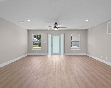 4611 Sunset Boulevard - Photo Thumbnail 1