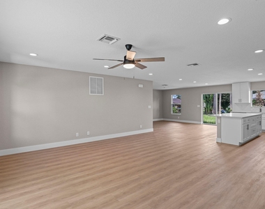 4611 Sunset Boulevard - Photo Thumbnail 3