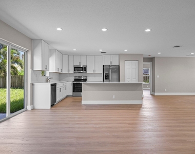 4611 Sunset Boulevard - Photo Thumbnail 4