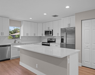4611 Sunset Boulevard - Photo Thumbnail 6