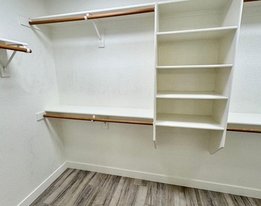 1401 W Blue Ridge Court - Photo Thumbnail 36