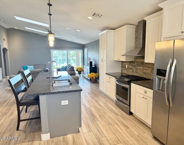 1401 W Blue Ridge Court - Photo Thumbnail 9