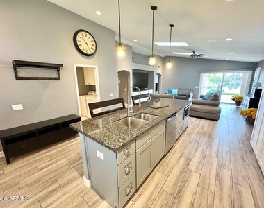 1401 W Blue Ridge Court - Photo Thumbnail 13