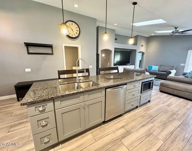 1401 W Blue Ridge Court - Photo Thumbnail 12