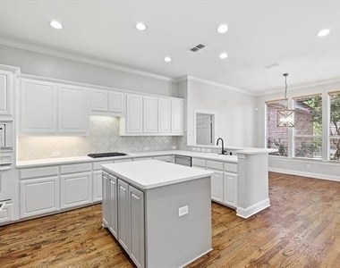 1405 Salado Drive - Photo Thumbnail 9