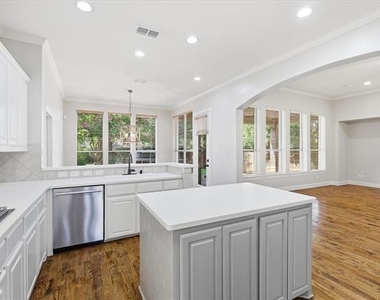 1405 Salado Drive - Photo Thumbnail 10