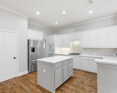 1405 Salado Drive - Photo Thumbnail 8