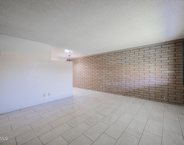2219 W Morten Avenue - Photo Thumbnail 4