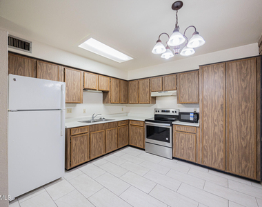2219 W Morten Avenue - Photo Thumbnail 8
