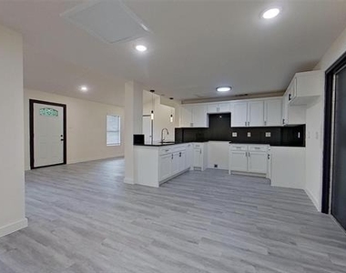 1404 Arvel Circle - Photo Thumbnail 5