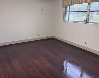 1010 Country Club Drive - Photo Thumbnail 4