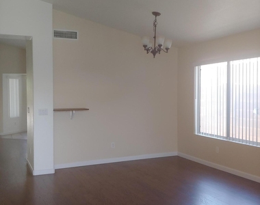 1110 W Raven Drive - Photo Thumbnail 6