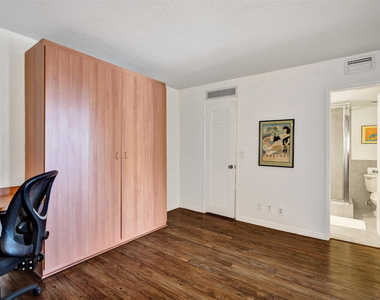 1051 Hillsboro Mile - Photo Thumbnail 19