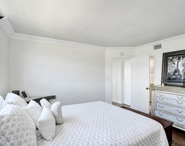 1051 Hillsboro Mile - Photo Thumbnail 16