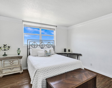 1051 Hillsboro Mile - Photo Thumbnail 14