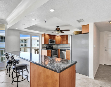 1051 Hillsboro Mile - Photo Thumbnail 13