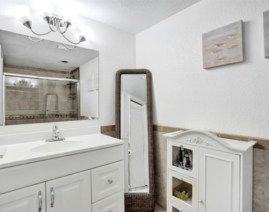 1051 Hillsboro Mile - Photo Thumbnail 17
