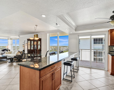 1051 Hillsboro Mile - Photo Thumbnail 12