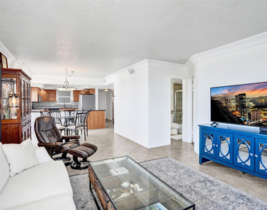 1051 Hillsboro Mile - Photo Thumbnail 10
