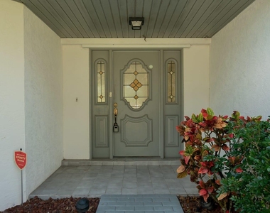 242 Se Duval Avenue Se - Photo Thumbnail 1