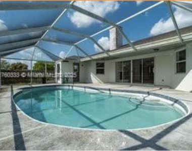 242 Se Duval Avenue Se - Photo Thumbnail 2