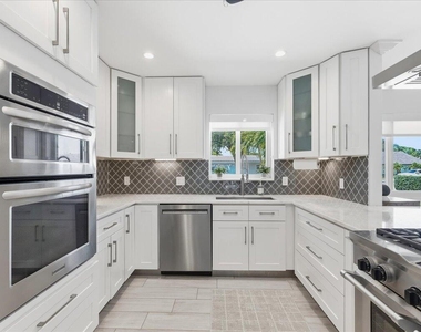 2210 Ne 34th Court - Photo Thumbnail 5