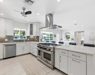 2210 Ne 34th Court - Photo Thumbnail 4