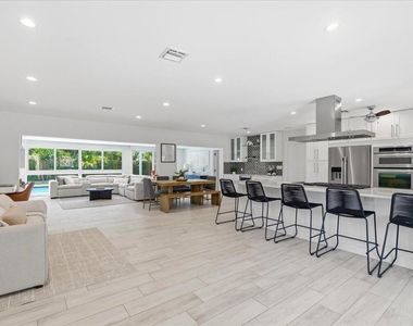 2210 Ne 34th Court - Photo Thumbnail 7