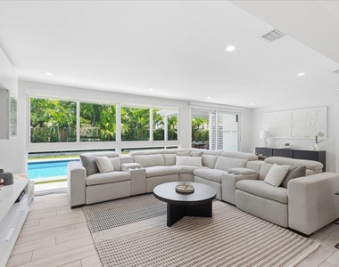 2210 Ne 34th Court - Photo Thumbnail 12