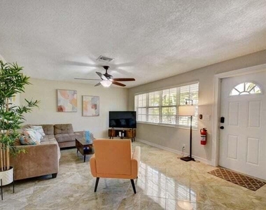 168 Se 31st Avenue - Photo Thumbnail 2