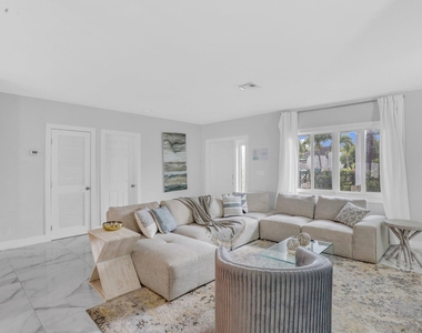 3025 Center Avenue - Photo Thumbnail 10